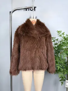 Détail d'un manteau en fausse fourrure marron montrant la texture épaisse et douce
