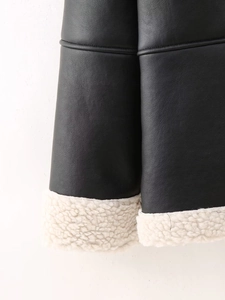 Gros plan détaillé des poignets de veste en cuir avec doublure en polaire blanche