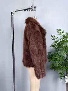 Détail d'un manteau épais en fausse fourrure marron foncé sur un mannequin de mode