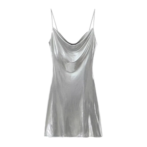 Mini vestido plateado metalizado con cuello drapeado y tirantes finos para fiestas