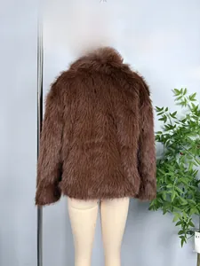 Vue arrière d'un manteau épais en fausse fourrure marron foncé avec texture pelucheuse dense