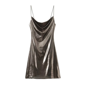 Elegante vestido lencero gris carbón metalizado de corte ajustado con cuello drapeado