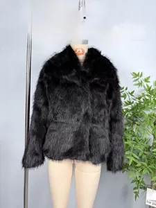 Gros plan d'un manteau épais en fausse fourrure noire avec col montant et texture soyeuse