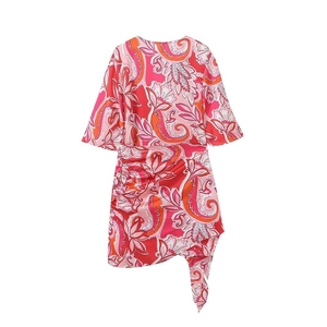 Robe mini à imprimé paisley rose avec taille froncée et ourlet asymétrique élégant