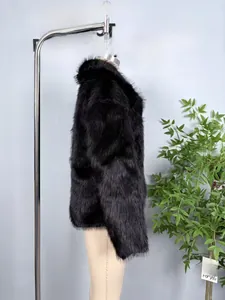 Vue détaillée de la texture épaisse en fausse fourrure noire et des poils longs du manteau