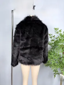 Vue arrière d'une veste en fausse fourrure noire pelucheuse sur un mannequin de mode