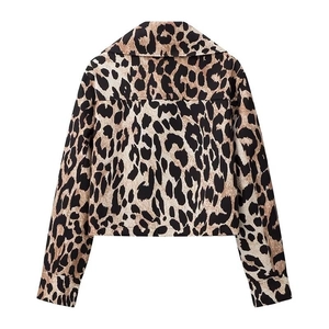 Vue arrière détaillée d'une veste léopard pour femme avec texture de tissu tissé de qualité