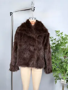 Vue détaillée d'un manteau en fausse fourrure marron foncé avec col à revers épais