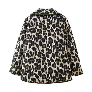 Vue arrière de la veste matelassée à imprimé léopard avec bordure verte élégante