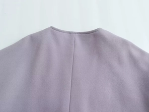 Détail du tissu en laine lavande et de la couture arrière sur un manteau kimono femme