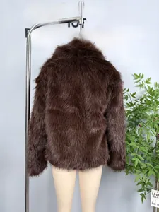 Vue arrière détaillée d'un manteau épais en fausse fourrure marron foncé très pelucheux