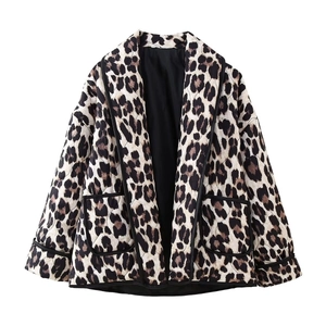 Détail de la veste matelassée léopard avec surpiqûres en losanges et bords noirs