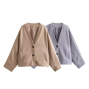 Détail à plat de vestes en laine courtes sans col beige et grise avec deux boutons