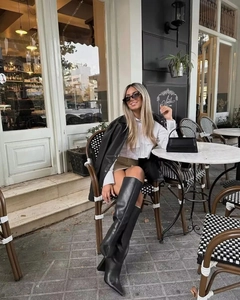 Scène de café chic avec des bottes cuissardes en cuir à bout pointu pour femmes noires