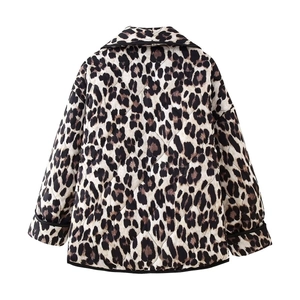 Vue arrière d'une veste matelassée à imprimé léopard avec bordures noires et coupe ample