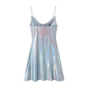 Vista detallada del vestido holográfico plateado con tejido metálico de brillo iridiscente