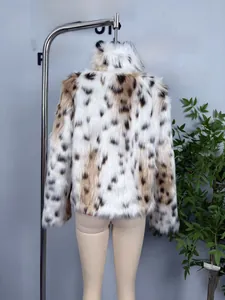 Vue détaillée de la fausse fourrure pelucheuse avec texture à imprimé léopard marron
