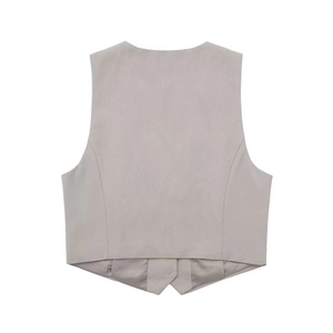 Détail du dos d'un gilet gris clair avec coupe formelle et ourlet à double pointe