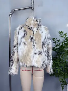 Vue arrière d'une veste en fausse fourrure léopard avec col montant et manches longues