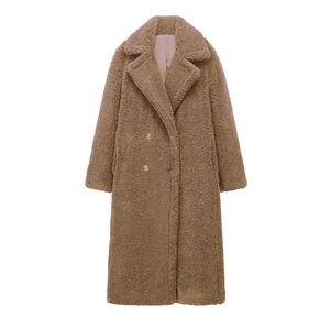 Detailansicht des doppelreihigen Teddy-Mantels in Camel mit Fleece und großem Revers