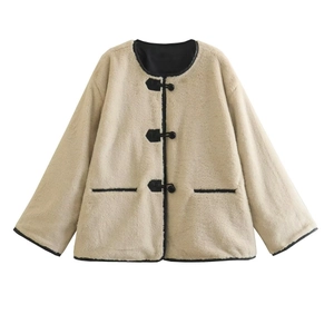 Manteau court en fausse fourrure beige avec bordures noires et fermeture à boutons