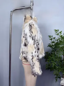 Gros plan du manteau en fausse fourrure pelucheuse avec motif léopard et texture épaisse