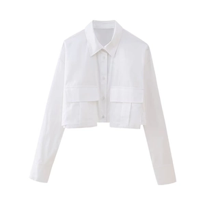 Vue détaillée d'une chemise courte blanche à manches longues avec poches de poitrine