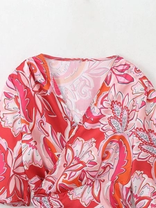 Détail du décolleté en V croisé avec imprimé floral tropical vibrant en style 3D