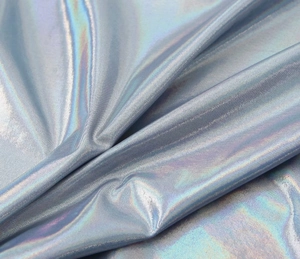 Detalle de la tela de punto holográfica azul claro con acabado iridiscente