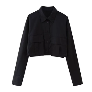 Détail de la chemise courte noire avec col polo, boutons et deux poches poitrine