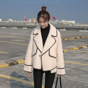 Manteau femme crème avec broderie festonnée noire et grand col à revers chic