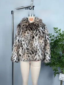 Détail rapproché de la texture du manteau léopard en fausse fourrure sur mannequin