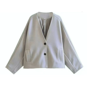 Veste courte grise en laine mélangée au design minimaliste et fermeture à boutons