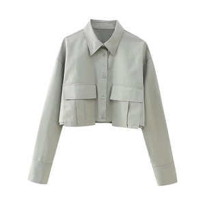 Détails de la chemise courte vert sauge avec poches de poitrine et col polo classique
