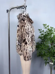 Détail de la texture d'un manteau en fausse fourrure léopard et de la matière pelucheuse