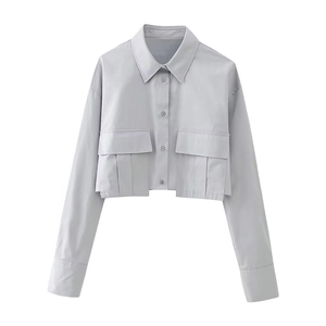 Détail d'une chemise courte utilitaire gris clair avec poches à rabat et col polo