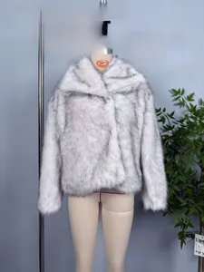 Détail d'un manteau en fausse fourrure avec texture grise épaisse et large revers