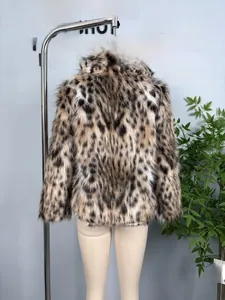 Vue arrière détaillée d'un manteau épais en fausse fourrure léopard pour l'hiver