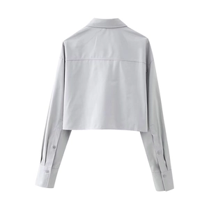 Vue arrière d'une chemise courte grise à manches longues avec empiècement et poignets larges