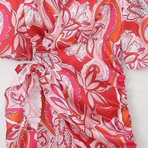 Mini robe portefeuille élégante à imprimé paisley avec col en V et taille nouée