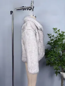 Détail de la texture du manteau en fausse fourrure grise avec effet renard argenté