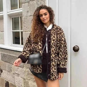 Veste léopard pour femme en fausse fourrure avec col rond et boutons contrastés marron