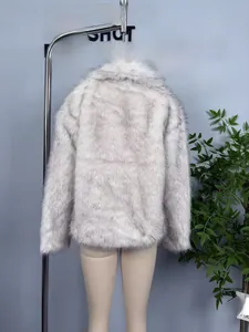 Vue arrière d'un manteau en fausse fourrure gris clair pelucheux avec une texture douce