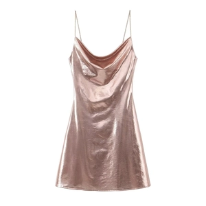 Minivestido metalizado oro rosa con cuello desbocado y acabado satinado brillante