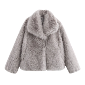 Détail de la texture en fausse fourrure et du revers sur ce manteau d'hiver lilas court