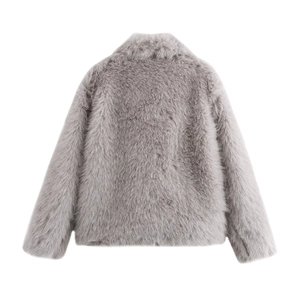 Vue arrière d'une veste en fausse fourrure grise épaisse avec une texture moelleuse