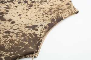 Détail de robe en maille à imprimé animal avec une fermeture éclair invisible très discrète