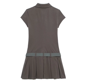 Dettaglio del colletto a polo e della cintura intrecciata su questo vestito grigio scuro