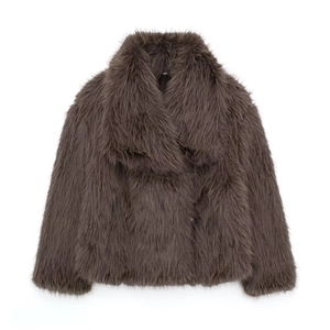 Détail du manteau en fausse fourrure marron foncé avec texture douce et revers
