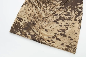 Gros plan du tissu en maille à imprimé animal montrant la texture et l'ourlet fin